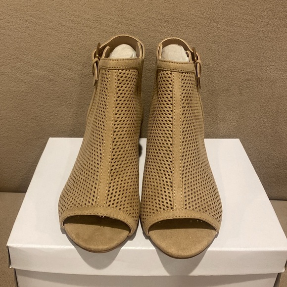 Unisa tan ankle strap block heel shoes with a peep toe. Gold buckle size 7.5 NWT - Picture 2 of 10